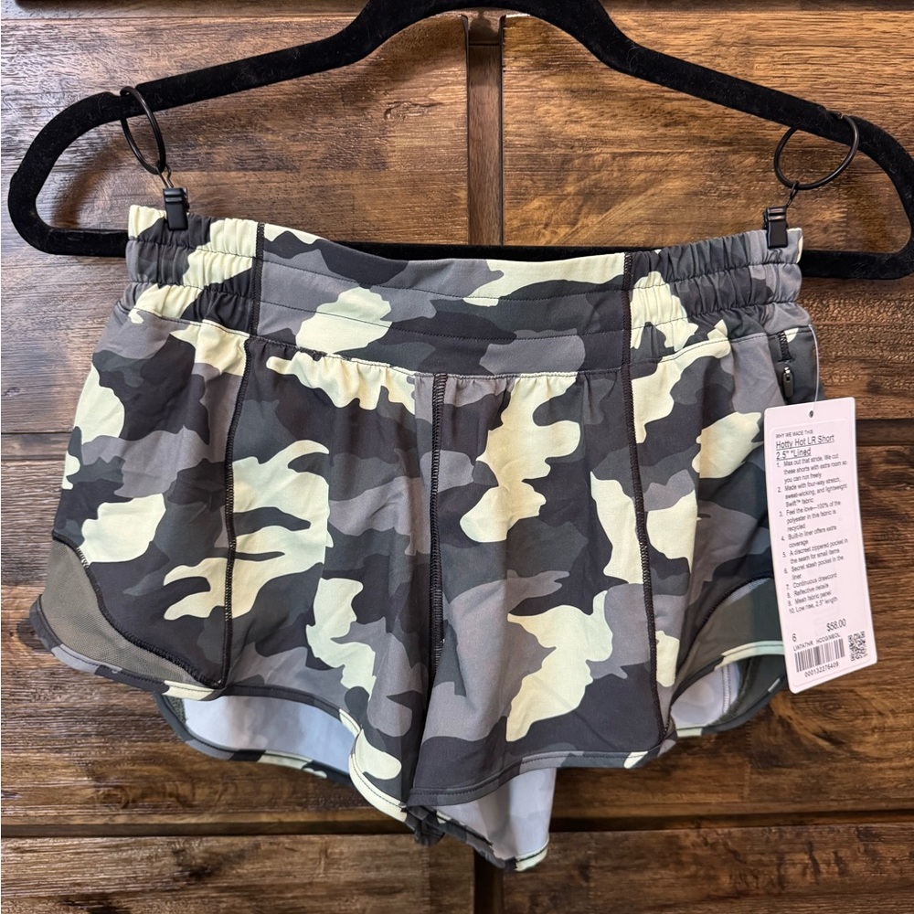 Lululemon Hotty Hot LR Short 2.5 (NWT)